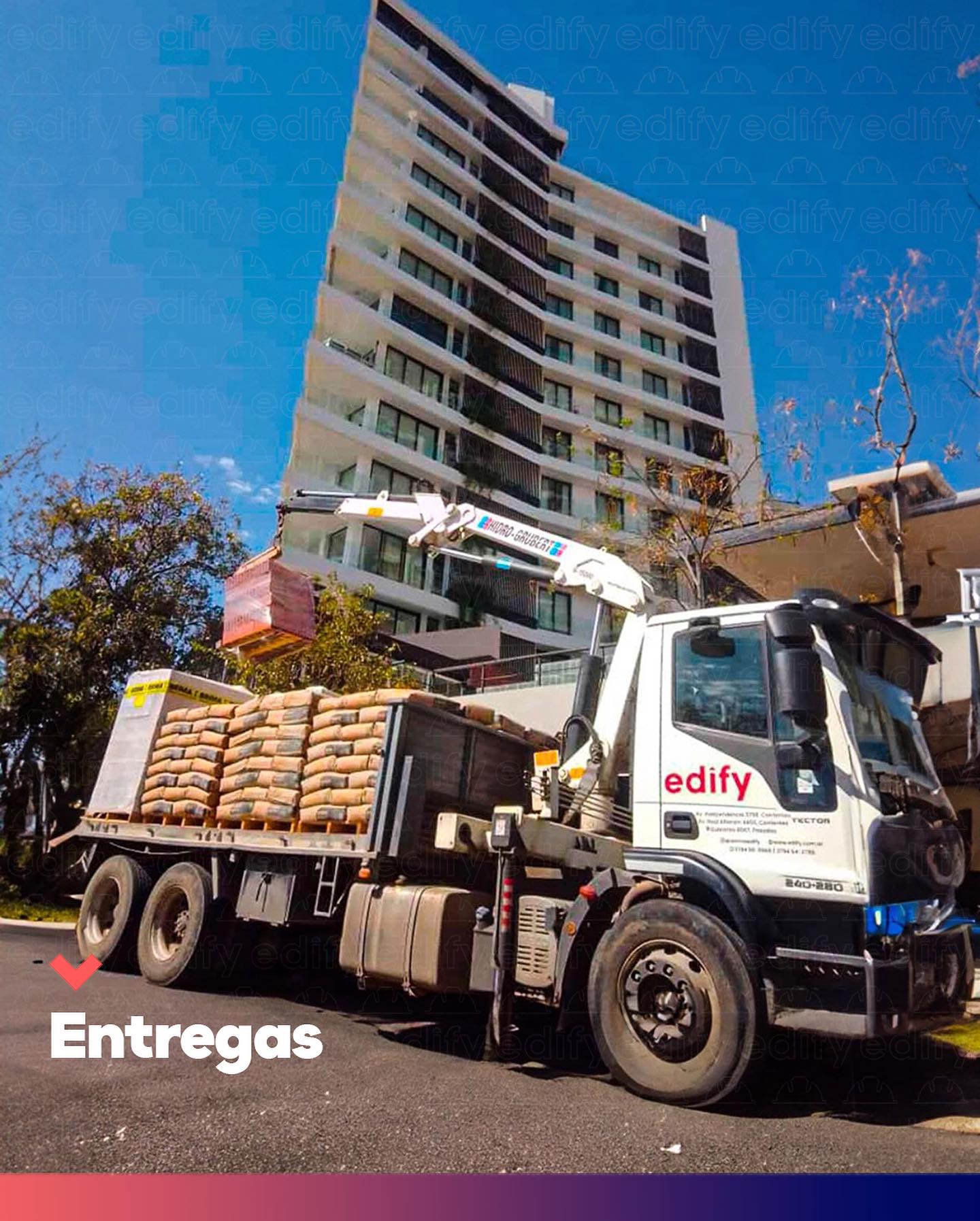 camion de edify transportando materiales